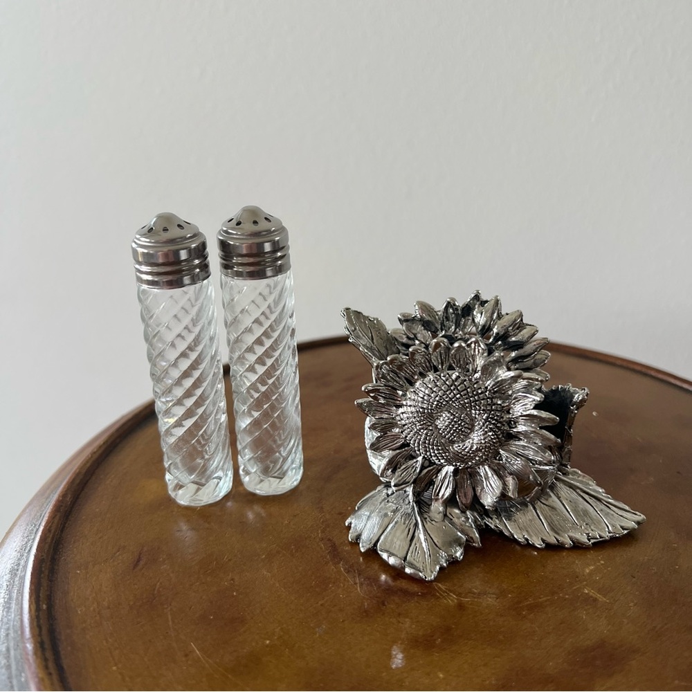 Arthur Court Salt & Pepper shakers and holder. Silver. Sunflower design. 2007 - Picture 4 of 6